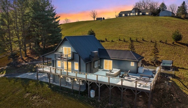 Spacious 3BR chalet in Fleetwood, NC, perfect for family gatherings, sleeps 10.