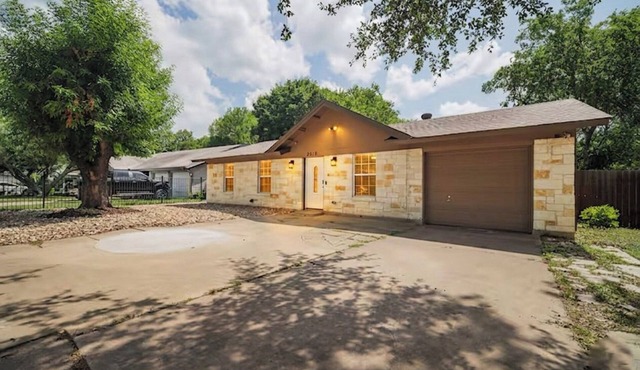 Spacious 3BR Family-Friendly, Big Yard, Game Table Near I-35