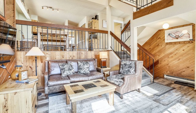 Spacious 3BR townhome in Breckenridge with hot tub at Cedars 2!