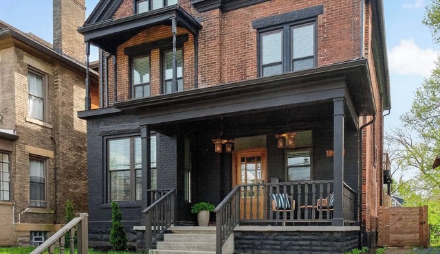 Spacious 4 BDR. Minutes to Downtown, OSU, Airport. Hot Tub, Game Room, Fire Pit