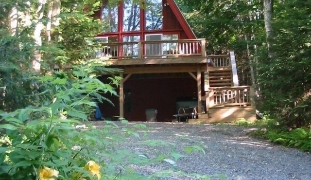 Spacious 4-BR A-Frame, loft office. Walk to Lake Raponda. Ski Mount Snow!