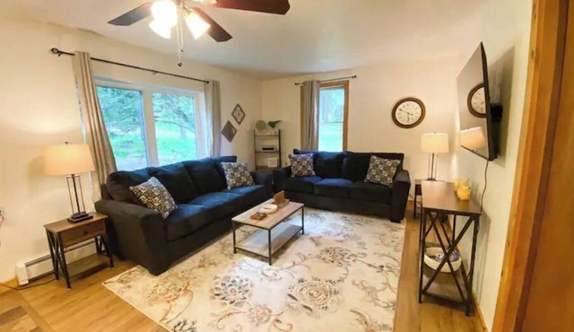 Spacious 4 BR with theater, close to Airport