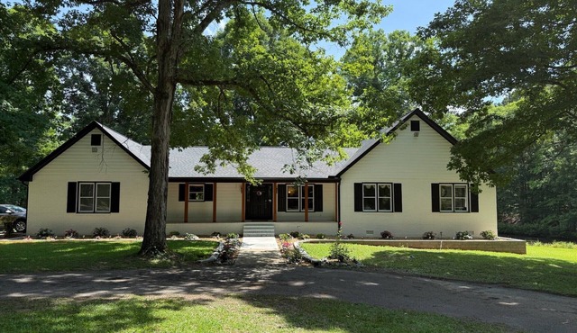 Spacious 4BR Lakefront Getaway in Hampton with Trails & Scenic Views