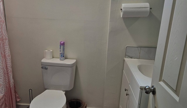 Spacious 5-bedroom house with WiFi, AC in charming Buckeye Campus Columbus