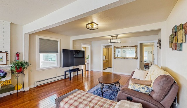 Spacious Anchorage Retreat with Separate Studio – Ideal for Groups