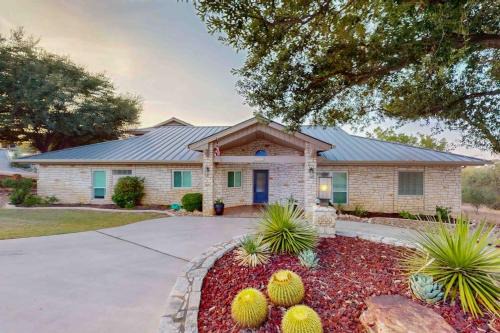 Spacious Beautiful Home with Full Kitchen, Balcony and Patio, Next to Golf Course