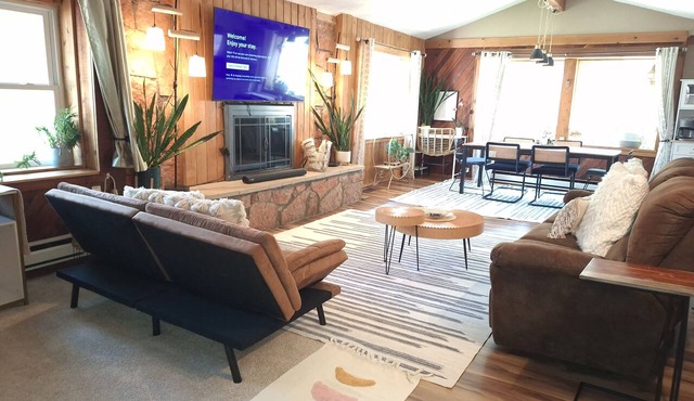 Spacious Creekside Cabin Private hot tub 360° mountain views