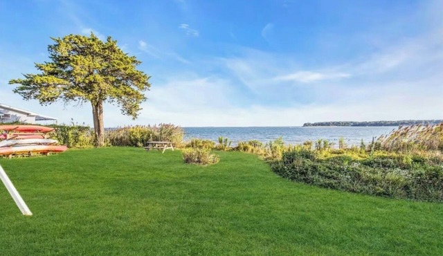 Spacious Central Hampton's New Reno with AC gym and Private waterfront Beach