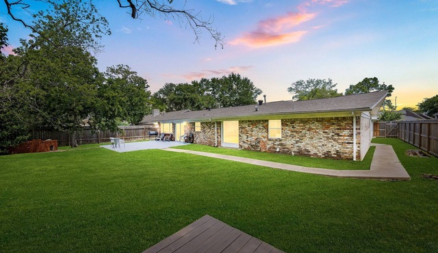 Spacious centrally located home shopping, dining, sports venues, nightlife.etc.
