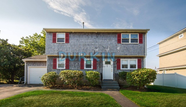 Spacious Colonial Home, Two Living Areas, Air Conditioning, Close to Beach