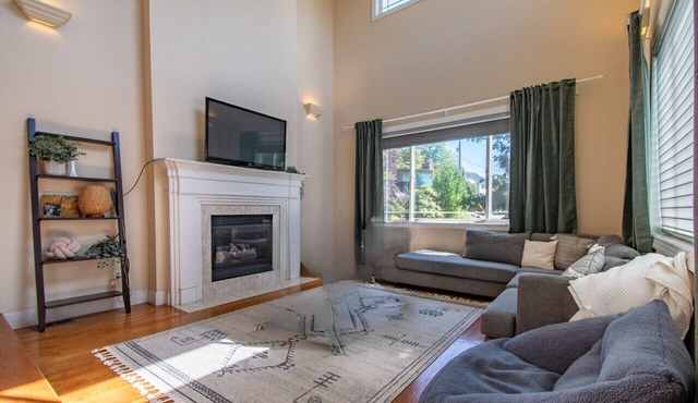 Spacious Family Retreat Near Seattle Stadiums