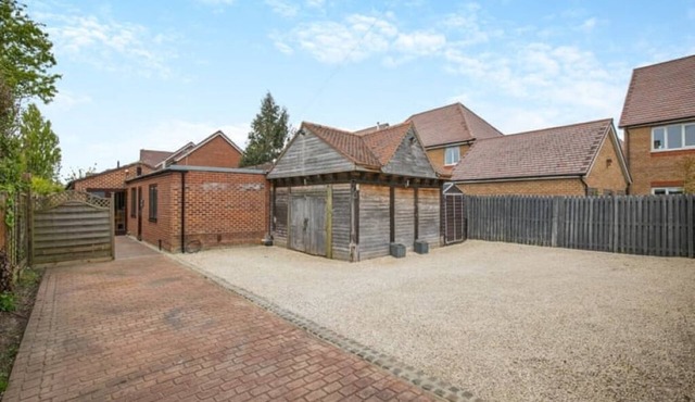 Spacious Gloucestershire Bungalow Retreat for Groups & Family Gatherings in Gloucester
