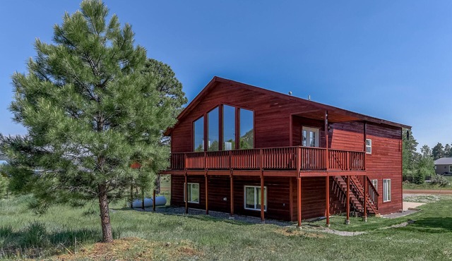 Spacious home near town & ski with gas fireplace, deck, free WiFi