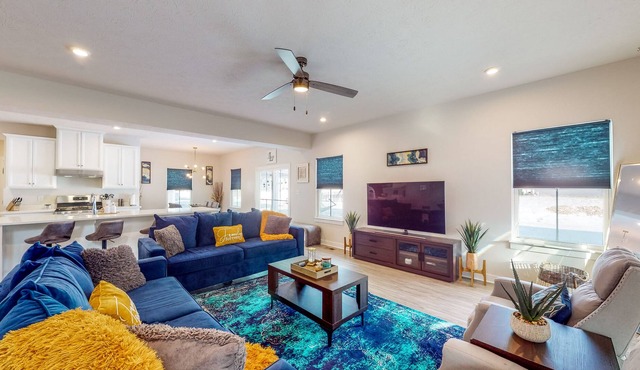 Spacious Home Outside Indianapolis - Office & Full Kitchen, Dog-Friendly