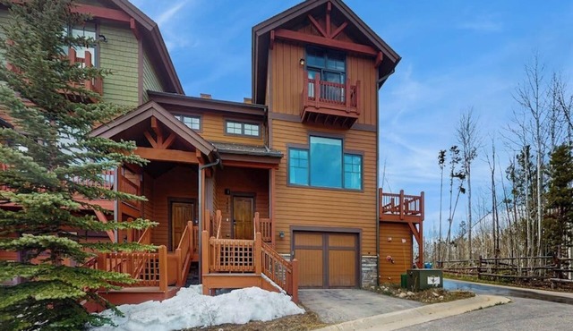 Spacious home w/kitchen, wifi, great views, deck & convenient location