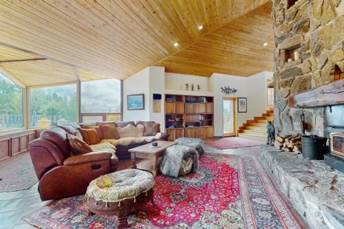 Spacious Home w/Pool & Hot Tub in Arroyo Seco!