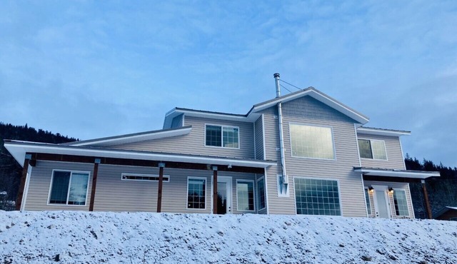 Spacious Hoonah House, five bedrooms/two & half bathrooms in nice quiet area