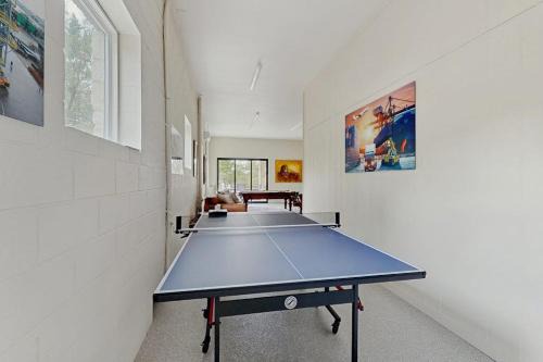 Spacious House with Ping-Pong and Pool Table, Balcony with Water and Sunset View