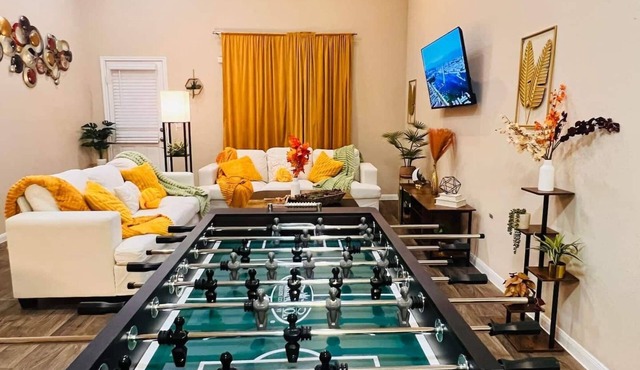Spacious Kyle Home Games + King Bed + Yard