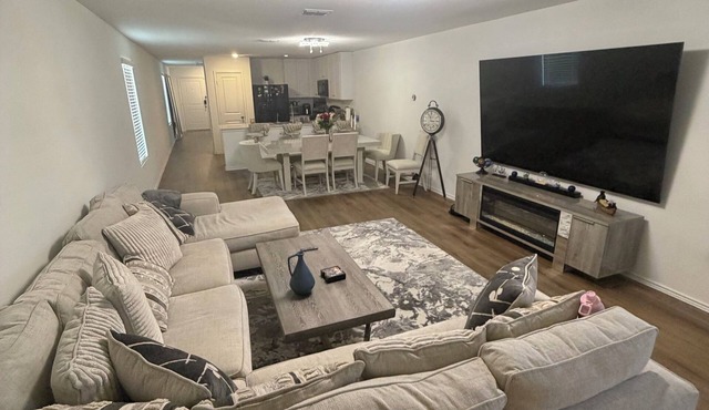 Spacious Modern Home w/98” TV + Fast WiFi