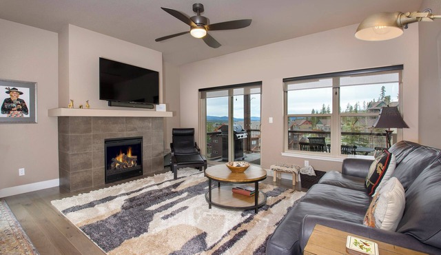 Spacious & Modern townhome, sleeps 10, private hot tub