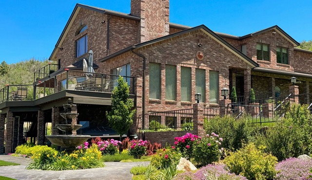 Spacious mountain retreat w/incredible views, hot tub, gym & great location