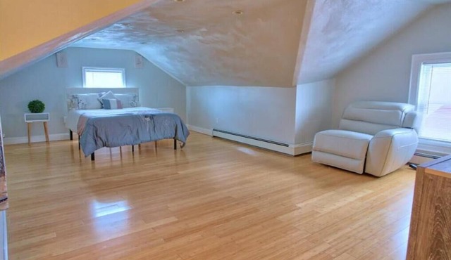 Spacious multi-level 4 bed/2bath Apt with Parking