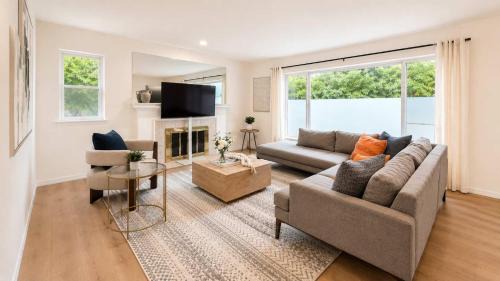 Spacious Pet Friendly Shoreline Home EV charger