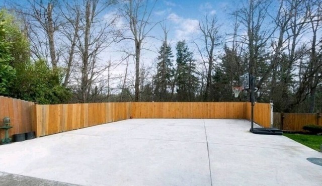 Spacious Puyallup Home with Hot Tub, Game Room & EV Charger Near JBLM