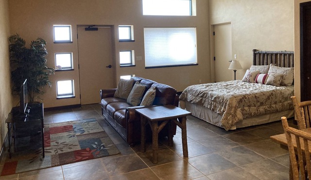 Spacious Queen Studio! Bring your horses and dogs!