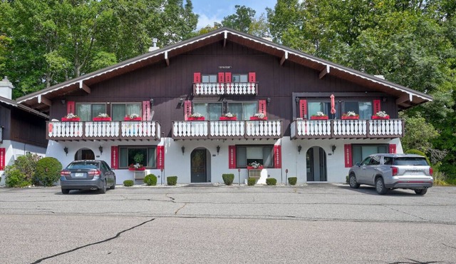 Spacious Retreat Near StoryLand, Ski Mtns & Trails