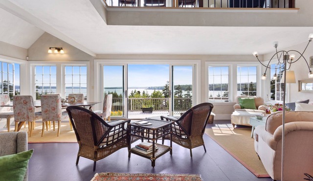 Spacious Sun-filled House with Fabulous Bay Views