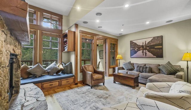 Spacious Town Home, Short Walk to Lifts, Private Hot Tub 144C