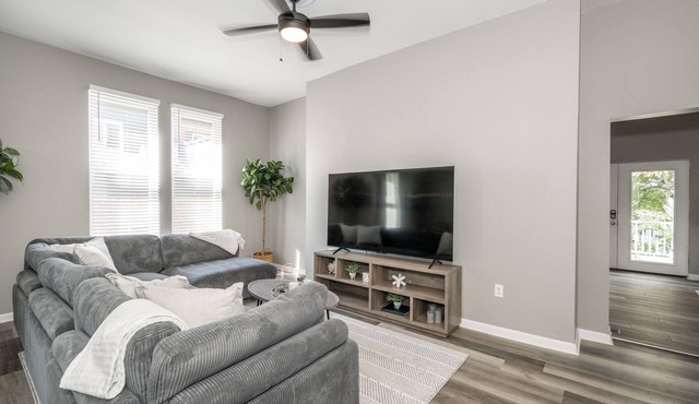 Spacious, Updated 6 BDR Home Sleeps 14! Perfect for Families or Large Groups