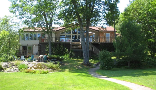 Special Pricing 4 Bedroom Luxury Cottage in Muskoka on lake in Gravenhurst