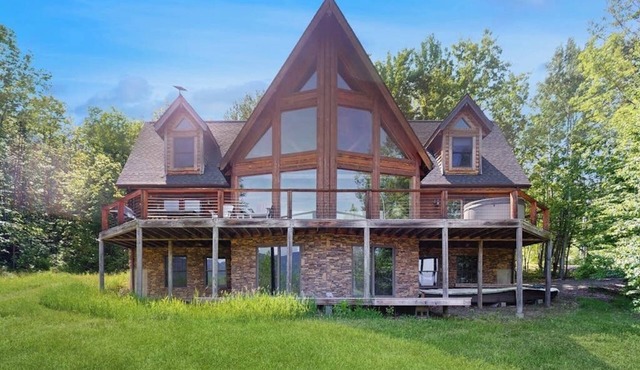 Spectacular home w/views, expansive deck & hot tub; close to skiing & hiking