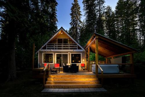 Spectacular Riverfront Family Cabin with Hot-Tub and Barbecue in Leavenworth, Washington