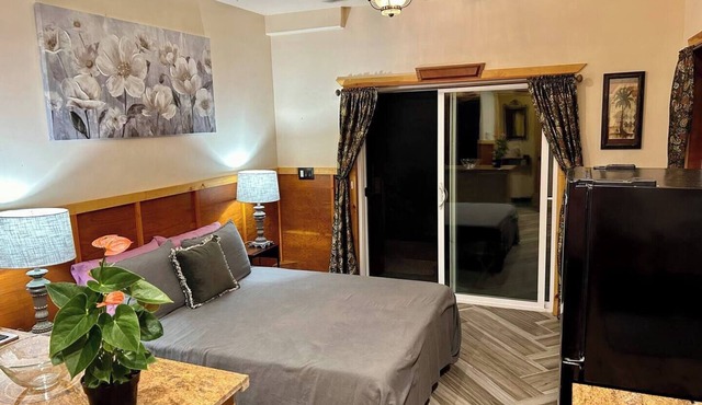 Studio Phoenix, Pet Friendly Near Black Sand Beach Kitchen Dryer Washer & WiFi