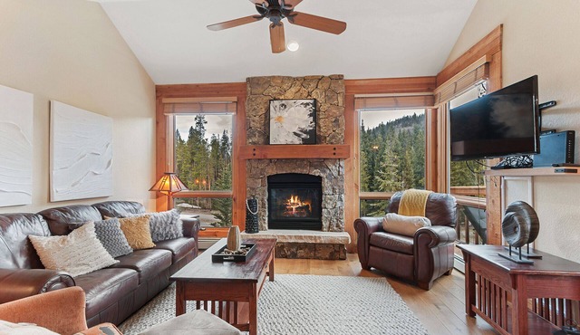 Stunning 3 BR Townhome in Keystone! Enjoy the complex hot tub after a long day o