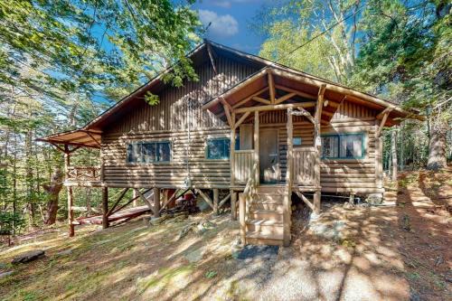 Stunning log cabin with fireplace & nature views - near shopping & dining