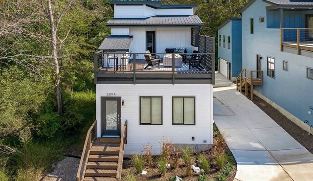 Stunning Rooftop Deck Near Downtown Durham