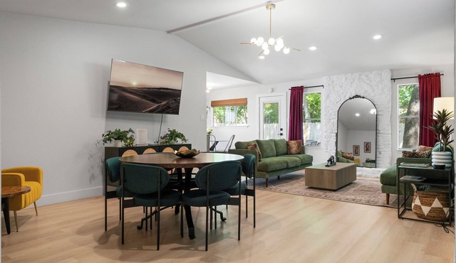 Stylish 3BR/2BA WFH Ready, Fast Wi-Fi, Peaceful Yard—Perfect for 30+ Nights