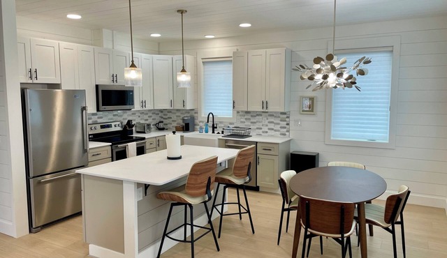 Stylish and peaceful, walkable to airport - 2 bed 1.5 bath cottage