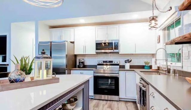 Stylish Cabin in Private Countryside only 15 Min from Asheville!