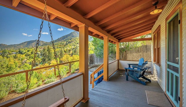 Stylish Mountain Cottage with Stunning Views Overlooking Manitou Springs