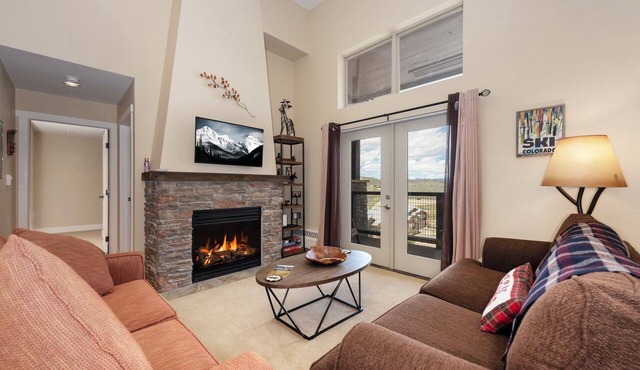 Summit Retreat: Cozy, Luxurious Ski In/Out + Fantastic Views at Granby Ranch