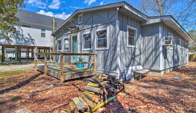 Sunny Oak Island Retreat - 3 Blocks to Beach!