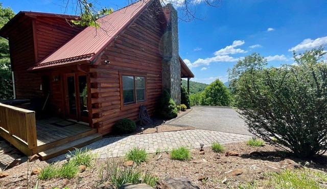 Sunrise Sensation - Great Views, Hot Tub, Gameroom, Close to Town, WIFI, Covered Porch