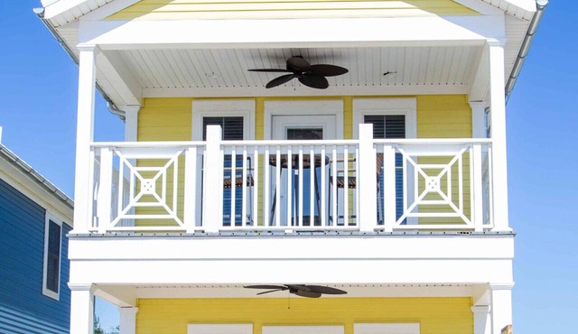 Sunset Haven: 2 Bed/1.5 Bath Lakeside Cottage!
