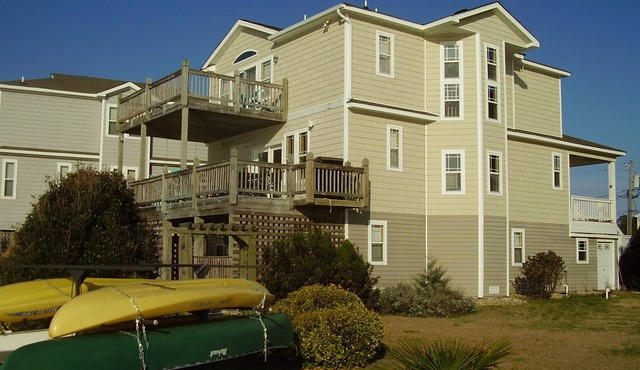 Sunset Memories on the water. Large Private Dock, Kayaks, Paddleboards & Canoe.